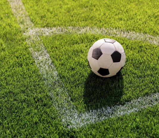 A lejohet të luajë futboll një femër e mbuluar?