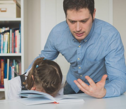 Familja më ndalojnë nga namazi dhe më kanë hequr mbulesën, çfarë të bëj?