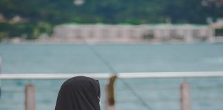 A bën ta heqësh shaminë në shtëpi të huaj kur je vetëm me motra muslimane?