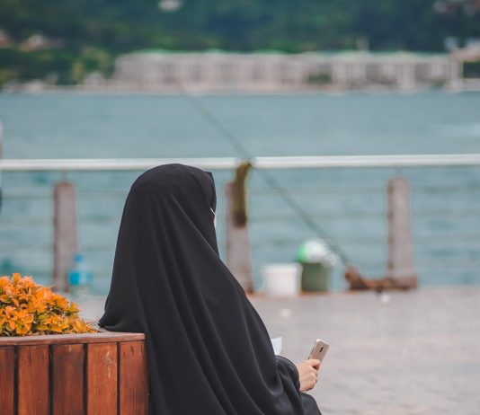 A bën ta heqësh shaminë në shtëpi të huaj kur je vetëm me motra muslimane?