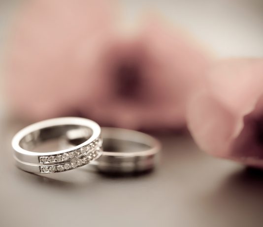 A lejohen marrëdhëniet intime mes të fejuarve?