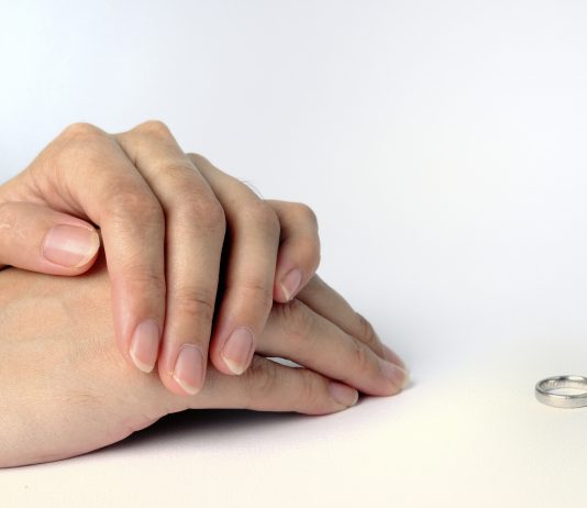 A lejohet të martohet vajza fetare me dikë që nuk falet?