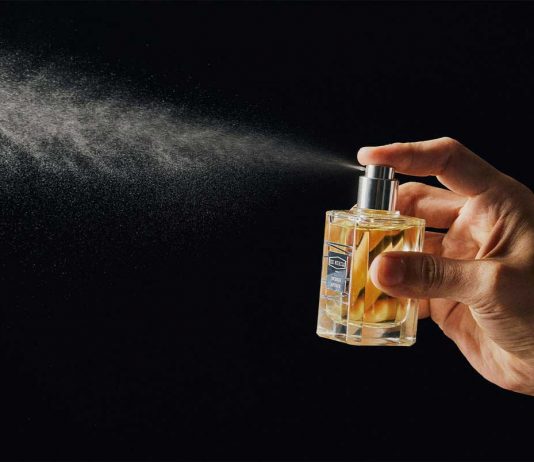 A mund të falem me flokët me llak dhe me parfum që përmban alkool?