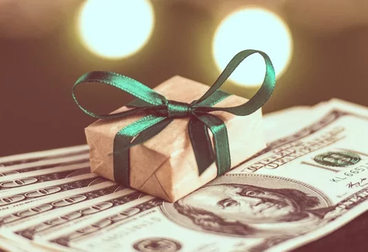 A lejohet pranimi i dhuratës nga e afërmja e cila burrit të saj paratë ja merr pa leje?