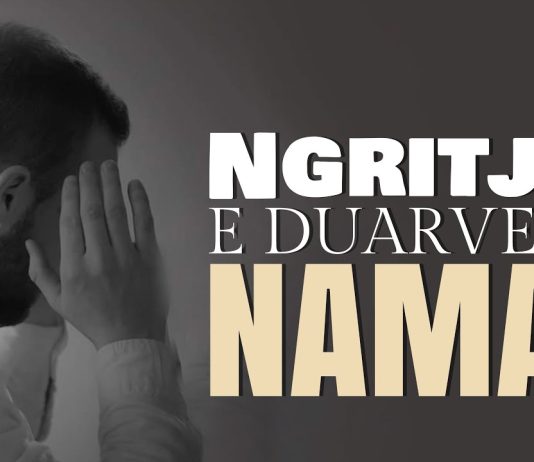 A duhet të ngrihen duart gjatë tekbireve në namaz?