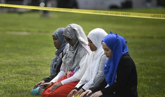 A lejohet femra të dal imam kur fal namazin në shtëpi?