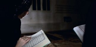 A i lejohet femrës me të përmuajshmet që ta lexojë Kuranin arabisht?