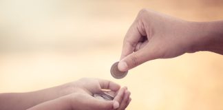 A konsiderohet zekat nëse i ndihmojmë financiarisht familjes në Kosovë?