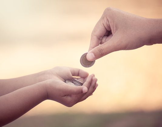 A konsiderohet zekat nëse i ndihmojmë financiarisht familjes në Kosovë?