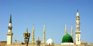 Ai që i fal dyzet namaze në xhami të Pejgamberit ﷺ a i shënohet kjo si pastrim prej dyfytyrësisë?