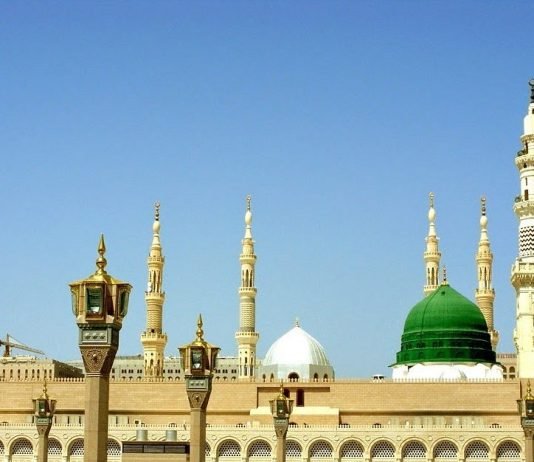 Ai që i fal dyzet namaze në xhami të Pejgamberit ﷺ a i shënohet kjo si pastrim prej dyfytyrësisë?