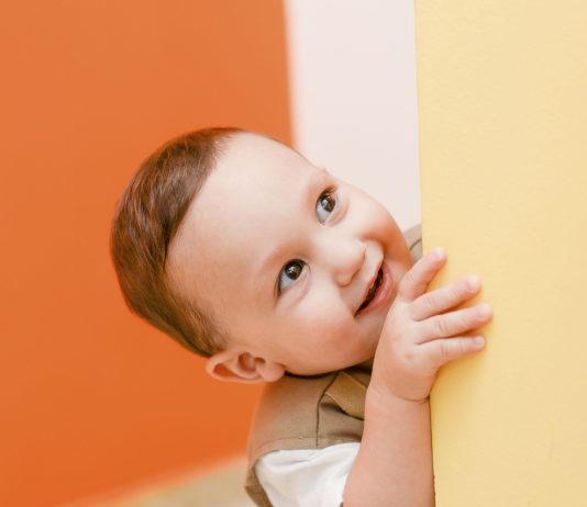 A bën t’i prehen thonjtë foshnjës para 6 javësh?