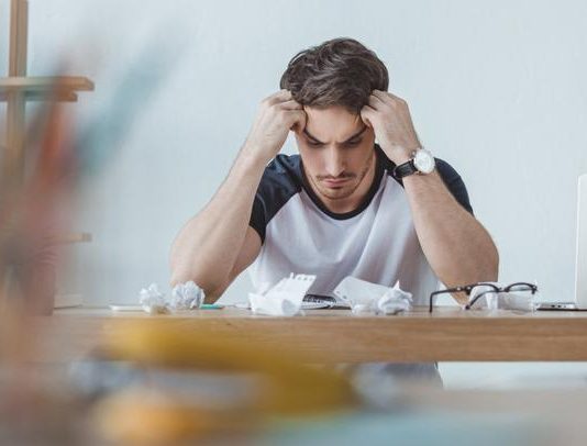 Këshillat e babait të gruas sime bien ndesh me këshillat e mia dhënë asaj, cilin duhet ta dëgjoj ajo?