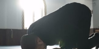 Gjatë namazit shpesh dyshoj se nuk kam falur një rekat, a duhet ta përsëris namazin?