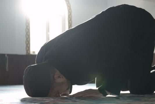 Gjatë namazit shpesh dyshoj se nuk kam falur një rekat, a duhet ta përsëris namazin?