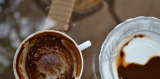 Rreziku i leximit të fallit në filxhan