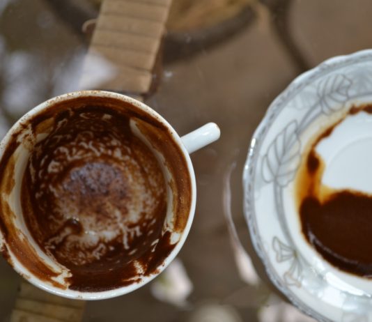 Rreziku i leximit të fallit në filxhan