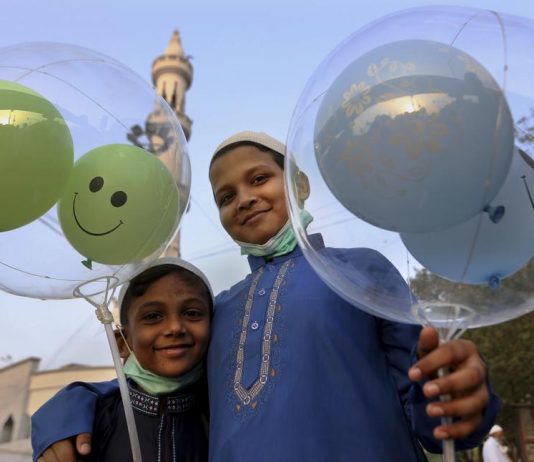 A lejohet dhënia e parave në Bajram fëmijëve si dhuratë?