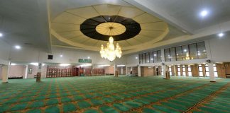 Si duhet të veprojnë muslimanët që jetojnë në kurbet kur kanë vështirësi për namazin e xhumasë?