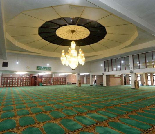 Si duhet të veprojnë muslimanët që jetojnë në kurbet kur kanë vështirësi për namazin e xhumasë?