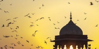 A lejohet namazi i xhenazes brenda në xhami?