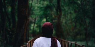 A lejohet të dalim pa mbulesë para xhahilëve?