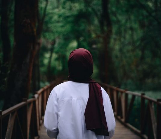 Burri nuk fal namaz as nuk agjëron, si ta këshilloj?