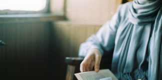 A i lejohet femrës muslimane të lexojë libra në të cilat ka ajete kuranore apo të dëgjojë Kuran kur është xhunub?