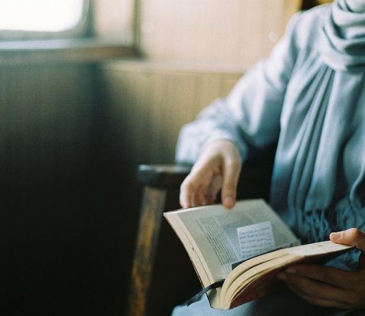 A i lejohet femrës muslimane të lexojë libra në të cilat ka ajete kuranore apo të dëgjojë Kuran kur është xhunub?