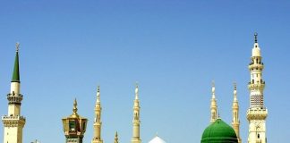 Ai që gjendet në Medine, ku është më mirë t’i falë sunetet në Xhaminë e Profetit ﷺ apo në shtëpi?