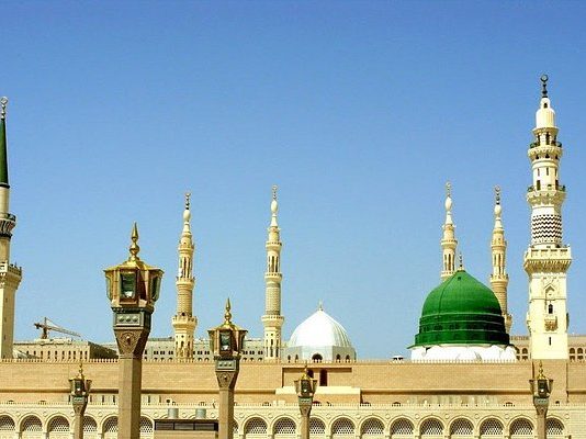 Ai që gjendet në Medine, ku është më mirë t’i falë sunetet në Xhaminë e Profetit ﷺ apo në shtëpi?