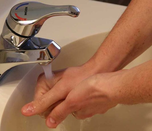 A duhet përsëritur namazin nëse të kujtohet se gjatë abdesit nuk i ke larë krahët?