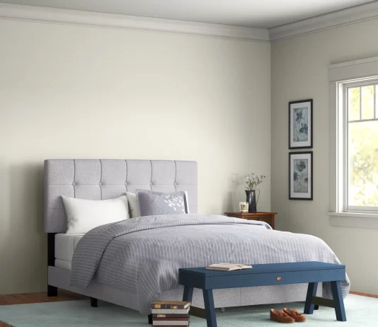 A është e lejueshme për atë që agjëron të puthë gruan e tij dhe të luajë me të gjatë ditëve të Ramazanit?