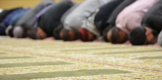 Sa rekate duhet të fal kur imami harron të fali një rekat?