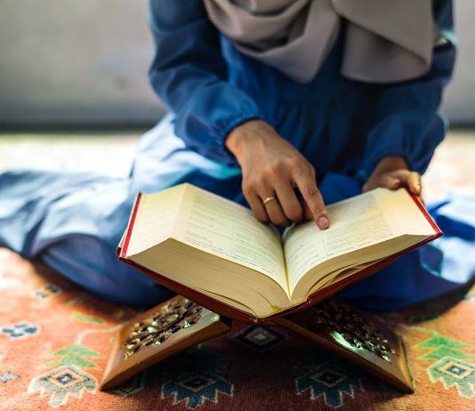 A i lejohet femrës të lexojë Kuran në prezencë të meshkujve?