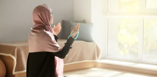 Vajza e cila falet, a i lejohet të dal jashtë me pantallona e me këmisha me mëngë të shkurtra?