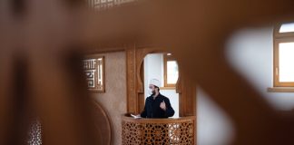 A duhet paguar hoxhollarët për larjen e xhenazeve?