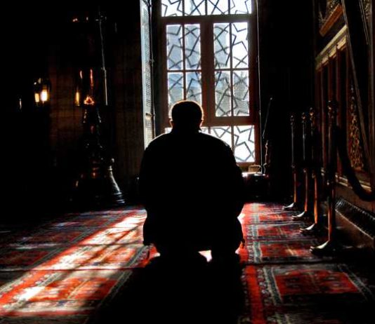 Kur i del vakti vitrit, a falet kaza?