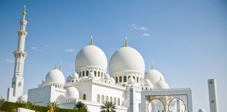 A llogaritet oborri i xhamisë si pjesë e xhamisë?