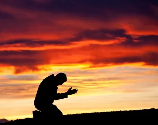 Çfarë duhet të bëjë një njeri kur betohet rrejshëm në 99 Emrat e Allahut?