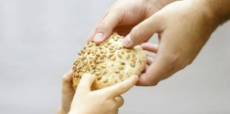 A është e lejuar që dikush tu lypë njerëzve në xhami?