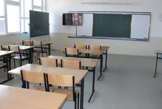 A lejohet të punosh si mësimdhënës në lëndët juridike të shteteve laike?