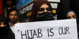 A lejohet që gruaja të falet pa hixhab në shtëpi?