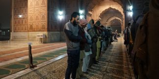 Falja e sabahut me xhemat dhe qëndrimi në xhami derisa të lind dielli