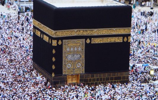 Një gruaje i erdhën menstruacionet dhe do udhëtojë duke mos mundur të bëjë tavafin e ifadës. Çfarë ka për detyrë të veprojë?