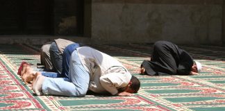 A lejohet t’iu prijmë muslimanëve në namaz në ato xhamia ku ka imamë apo përgjegjës të caktuar?