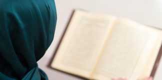 A është e lejuar kur vajza është me menstruacione të mësojë Kuran?