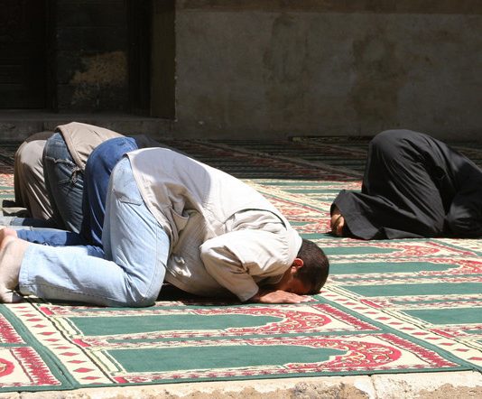 A lejohet t’iu prijmë muslimanëve në namaz në ato xhamia ku ka imamë apo përgjegjës të caktuar?