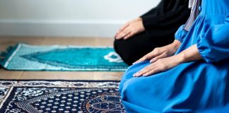 A pranohet namazi i gruas me këmbë (apo flokë) të zbuluara?