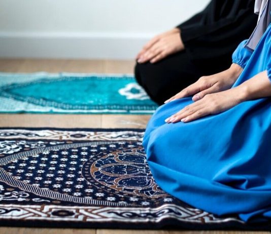 A pranohet namazi i gruas me këmbë (apo flokë) të zbuluara?